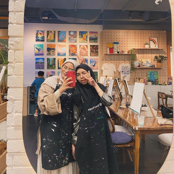 <p>Ines mengungkap kini tingginya dengan Sienna sudah hampir sama. Ines juga berharap agar kehidupan Sienna selalu diberikan keberkahan dan bahagia dunia serta akhirat. (Foto: Instagram: @nesyanabila)</p>