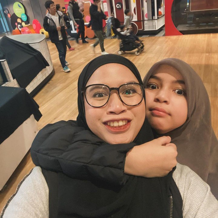 <p>Melihat dari laman Instagram-nya, Ines terlihat membagikan beberapa potretnya bersama Sienna. Tak hanya itu, Ines turut mengungkapkan ucapan manis pada kolom keterangan. (Foto: Instagram: @nesyanabila)</p>