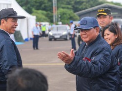 Prabowo Bantah Dirinya Kurang Sehat, Pamer Pose Silat Depan Jokowi