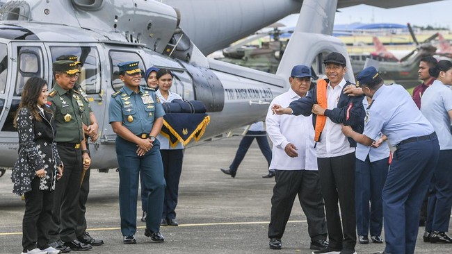 Pengamat Militer Connie Rahakundini menilai Jokowi sengaja menyampaikan presiden boleh berpihak dan berkampanye di hadapan panglima dan kepala staf TNI.