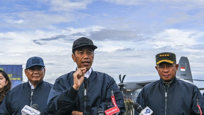 Presiden Joko Widodo dan Menteri Pertahanan Prabowo Subianto menghadiri acara peresmian Grha Utama Akademi Militer di Magelang, Jawa Tengah, Senin (29/1).