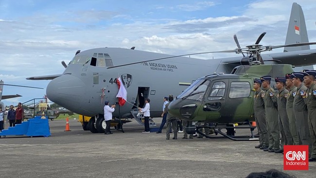 Pesawat C-130J Super Hercules kelima yang dibeli Kementerian Pertahanan (Kemhan) tiba di Lanud Halim Perdanakusuma, Jakarta, Kamis (16/5).