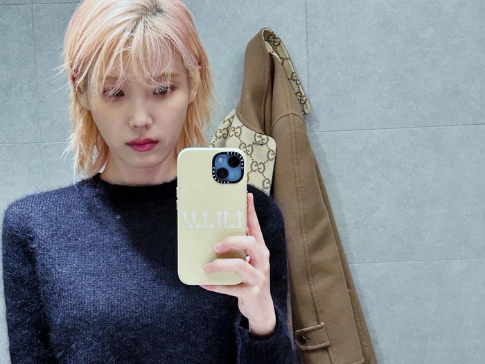 Sementara itu, alasan IU merubah gaya rambut adalah untuk melangsungkan comeback dan World Tour dalam waktu dekat ini. Di mana Indonesia juga akan dikunjungi IU pada 2024, lho!/ foto: instagram.com/dlwlrma
