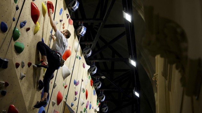 FOTO: Gereja Kuno Belgia Disulap Jadi Pusat Panjat Dinding