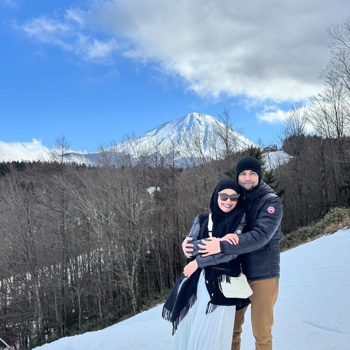 <p>Shireen Sungkar dan keluarga kembali menikmati momen liburan nih, Bunda. Kali ini mereka berkesempatan bertolak ke Negeri Sakura, Jepang. (Foto: Instagram @shireensungkar)<br /><br /><br /></p>