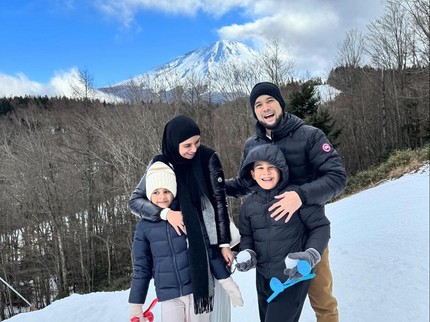 7 Potret Shireen Sungkar & Keluarga Liburan di Jepang Tanpa Si Bungsu, Cut Shafiyyah
