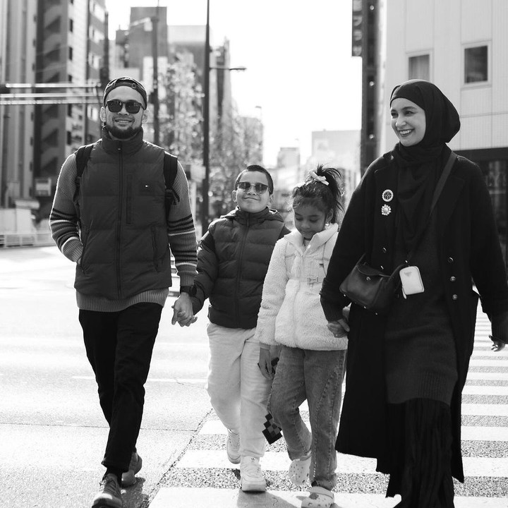 <p>Kita doakan, semoga keluarga mereka selalu dalam lindungan Tuhan dan sehat hingga kembali ke Tanah Air, ya. (Foto: Instagram @shireensungkar)</p>