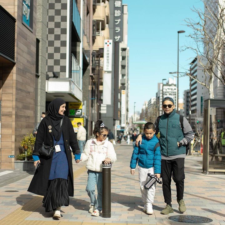 <p>Momen liburan bareng keluarga ini pun tampaknya benar-benar dinikmati oleh Shireen, Wisnu, dan anak-anaknya, Bunda. Keempatnya terlihat <em>happy</em> menghabiskan waktu selama di sana sambil berjalan-jalan menyusuri kota.(Foto: Instagram @shireensungkar)</p>