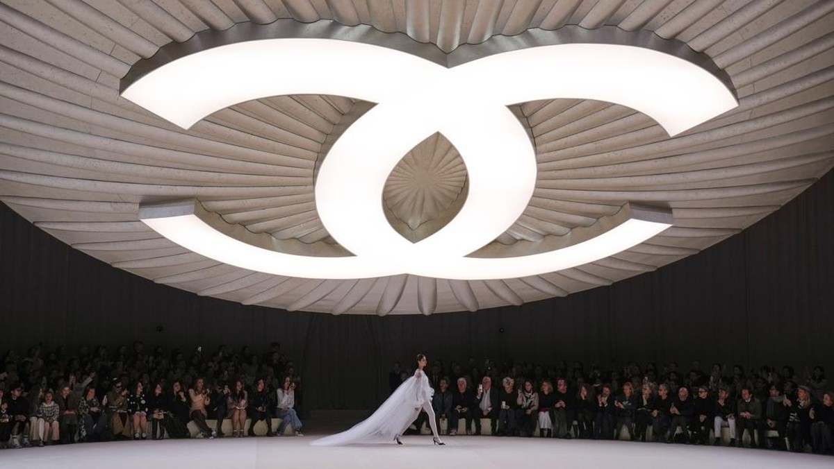 FOTO: 'Dress-up yet Playful' dalam Koleksi Chanel Haute Couture