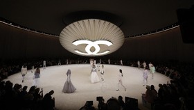 FOTO: 'Dress-up yet Playful' dalam Koleksi Chanel Haute Couture