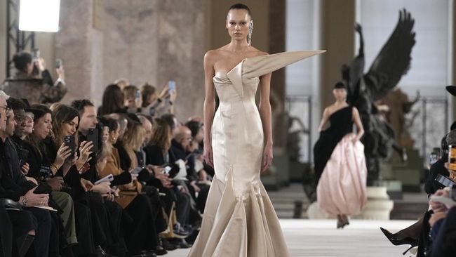 Daniel Roseberry memadukan inspirasi kosmik Elsa Schiaparelli yang ikonik dengan evolusi teknologi dalam koleksi terbarunya.