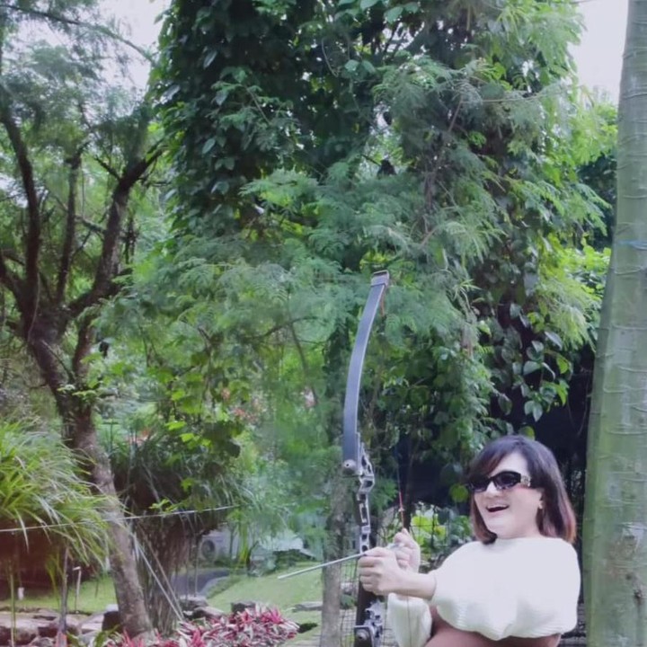<p>Tak mau kalah dengan sang suami, Kiki juga mencoba olahraga memanah, Bunda. Bumil cantik ini tampak sangat sehat di trimester 3 kehamilannya. (Foto: Instagram: @kikiamaliaworld)</p>