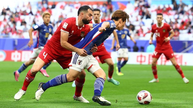 Bek Timnas Indonesia, Jordi Amat mengaku merasakan cedera pada pergelangan kaki namun berharap bisa berada dalam kondisi lebih baik jelang duel lawan China.