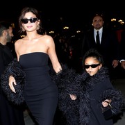 Stormi Webster Debut di Paris Couture Week bareng Kylie Jenner! Gaya Kembar Pakai Valentino