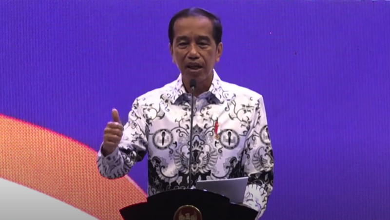 Guru Besar Hukum Tata Negara, Yusril Ihza Mahendra membenarkan bahwa Undang-Undang Pemilu tidak melarang seorang presiden untuk ikut
