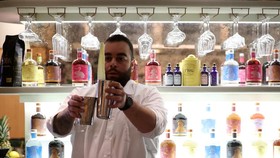 FOTO: Arab Saudi Kini Punya <i>Pop-up Bar</i>, Sajikan <i>Mocktail</i>