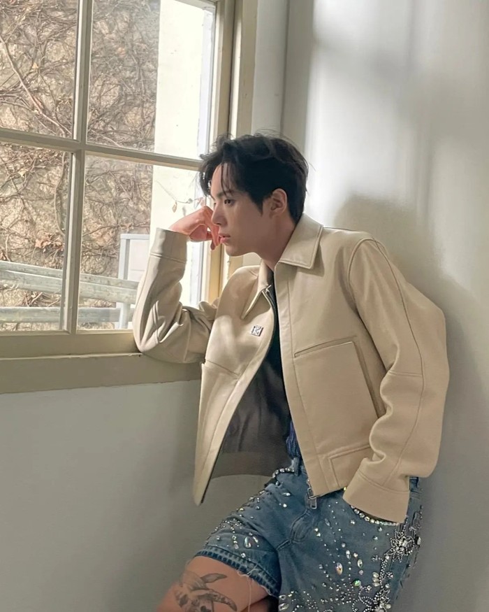 Berikutnya ada Minhyuk yang telah ditunggu-tunggu oleh penggemar Monsta X. Minhyuk aktif sebagai tentara pada April 2023 lalu dan dijadwalkan selesai pada akhir September atau awal Oktober mendatang./ Foto: instagram.com/go5rae