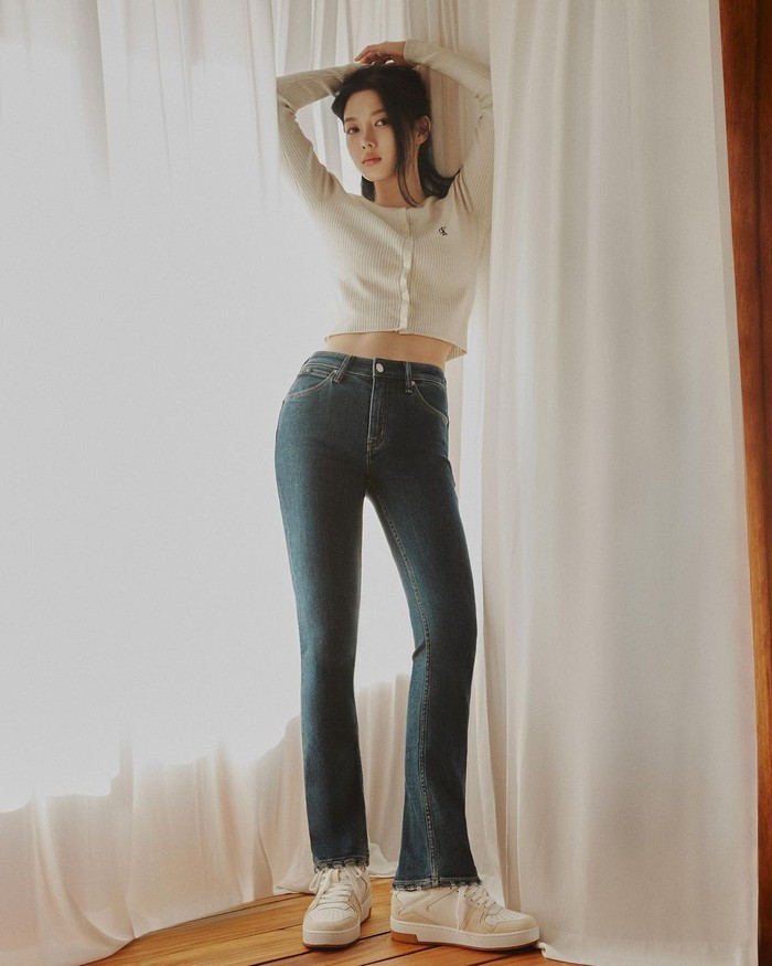 Citra Kim Yoo Jung secara mengejutkan juga cocok untuk merepresentasikan brand yang trendy dan sporty dengan nuansa memikat melalui koleksi pakaian Calvin Klein yang terlihat fit./ Foto: instagram.com/you_r_love