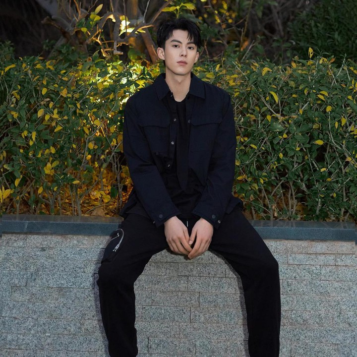 <p>Pemilik nama asli Wang Hedi ini lahir di Leshan, 20 Desember 1998. Pemain utama drama China <em>Only for Love</em> ini sudah berusia 25 tahun, Bunda. (Foto: Instagram @dylan_wang_1220)</p>
