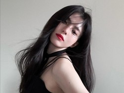 Tiru Pose Gigit Spidol Han So Hee, Dilraba Dilmurat Malah Kena Kritik