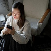 Bukan Hanya FOMO, Ini 5 Alasan Psikologis Orang Membuat Status Galau di Media Sosial