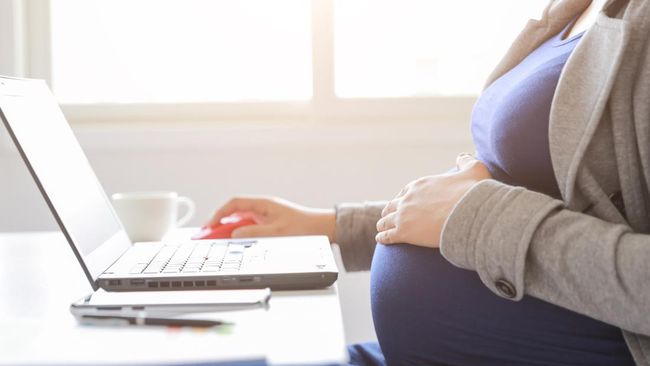 Bunda Masih Harus Bekerja saat Hamil Trimester 3? Simak Tips Amannya