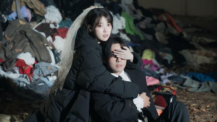 Foto belakang layar MV IU Love Wins All yang diperankan IU dan V BTS&period; MV ini disutradarai Um Tae Hwa dari film Concrete Utopia&period;