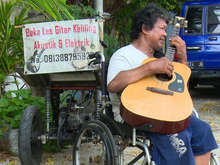 Senandung Hidup Loper Koran Tuna Daksa Tak Menyerah Beri Les Gitar Keliling