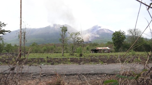 Aliran lava Gunung Lewotobi hampir mendekati jalan Desa Nurabelen di Flores Timur NTT, namun aliran sudah mulai melambat.