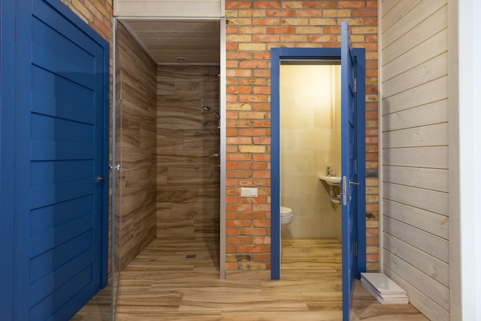Kamar mandi menghadap pintu utama/Foto: Pexels/Max Rahubovskiy