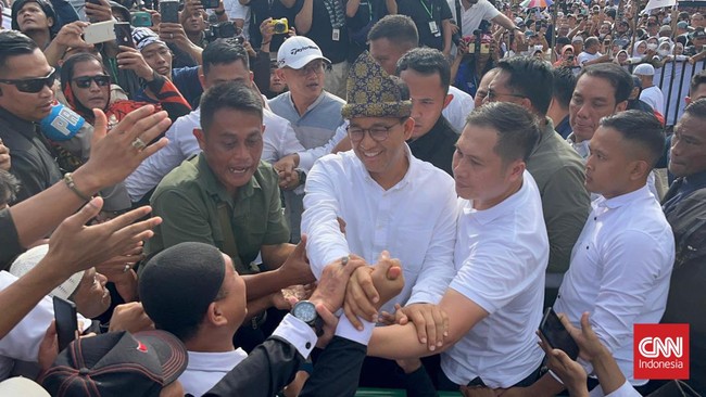 Massa pendukung Anies di Palembang berebut swafoto dengan capres nomor urut 1 tersebut. Rencananya, kampanye Anies akan dihadiri Habib Hanif.