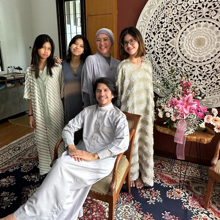 <p>Keluarga kecil Ariyo Wahab selalu terlihat kompak, Bunda. Mereka kerap menghabiskan waktu bersama di sela-sela kesibukan. (Foto: Instagram @ariyowahab)</p>