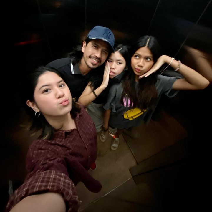 <p>Dari pernikahan itu, Ariyo Wahab dikaruniai tiga orang anak yang semuanya berjenis kelamin perempuan. Mereka tumbuh menjadi gadis yang cantik, Bunda. (Foto: Instagram @ariyowahab)</p>