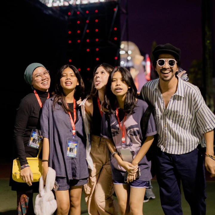 <p>Ariyo Wahab juga kerap mendapatkan dukungan dari istri dan anak-anak ketika sedang bekerja. Mereka sering menghadiri konser musik Ariyo Wahab. "Salah satu manggung terindahku selama jadi pemain band," kenang Ario Wahab dalam unggahan fotonya. (Foto: Instagram @ariyowahab)</p>