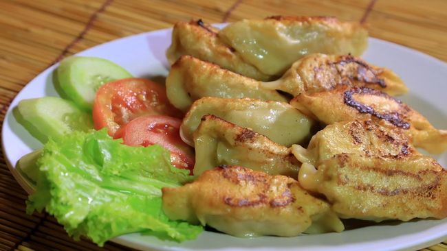 Kuotie memiliki kemiripan dengan pangsit tetapi metode memasaknya berbeda. Simak resep camilan khas Imlek yang bikin nagih ini.