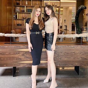 7 Potret Laura Moane & Ibunda Calon Mertua Al Ghazali yang Bukan Orang Sembarangan