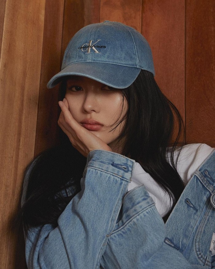 Trendy dan Sporty, Kim Yoo Jung Tampil Memesona di Pemotretan Terbaru