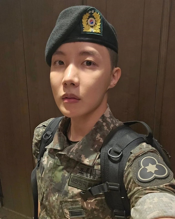 Menyusul Jin, J-Hope dilaporkan akan menjadi anggota BTS selanjutnya yang usai menjalani wamil di tahun 2o24. Rapper tampan ini direncanakan menyelesaikan dinasnya pada 17 Oktober 2024./ Foto: instagram.com/uarmyhope