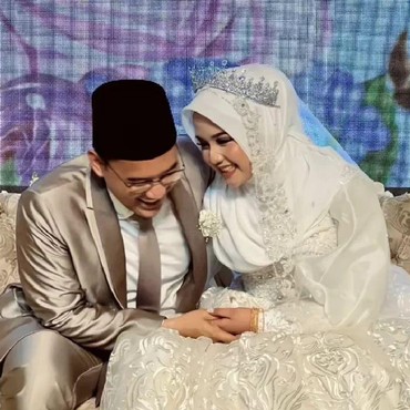 Nikah di Bawah Umur, 7 Potret Ayu Chasna Bucin dengan Gus Sunny Sang Suami