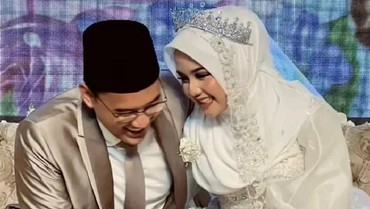 img-title Nikah di Bawah Umur, 7 Potret Ayu Chasna Bucin dengan Gus Sunny Sang Suami