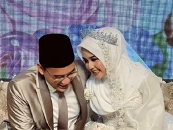 Nikah di Bawah Umur, 7 Potret Ayu Chasna Bucin dengan Gus Sunny Sang Suami