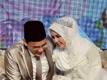 img-title Nikah di Bawah Umur, 7 Potret Ayu Chasna Bucin dengan Gus Sunny Sang Suami