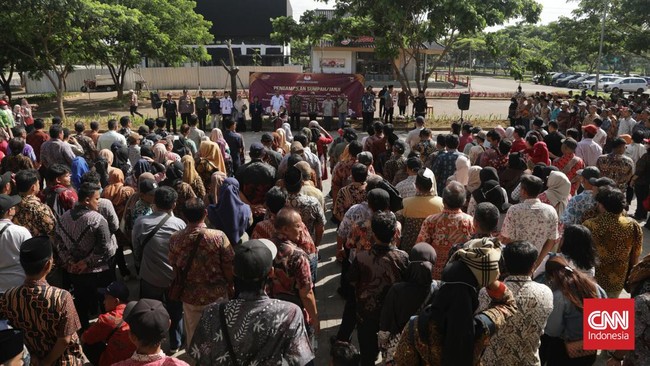 Anggota KPPS Pangandaran yang dipecat imbas unggahan pose dua jari dan seruan Prabowo, Helmi Helmawati, buka suara atas peristiwa yang berujung pemecatan itu.