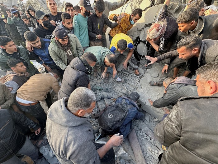 Palestinians inspect the site of an Israeli strike on a mosque, amid the ongoing conflict between Israel and Hamas, in Rafah in the southern Gaza Strip, January 24, 2024. REUTERS/Fadi Shana