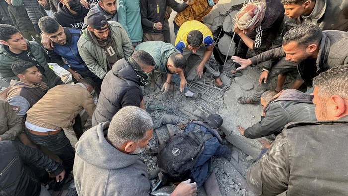 Palestinians inspect the site of an Israeli strike on a mosque, amid the ongoing conflict between Israel and Hamas, in Rafah in the southern Gaza Strip, January 24, 2024. REUTERS/Fadi Shana