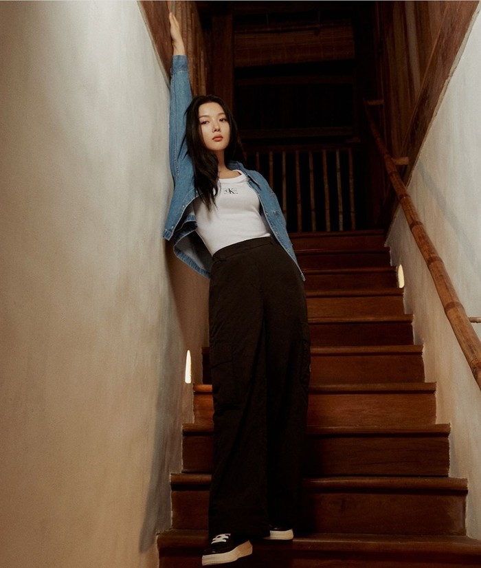 Perwakilan dari Calvin Klein mengungkapkan Kim Yoo Jung merupakan aktris dengan getaran eksklusif yang mewakili modernitas sehingga perpaduan aura mahalnya selaras dengan brand./ Foto: instagram.com/you_r_love