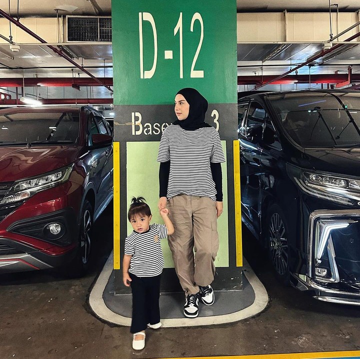 <p>Irish sendiri kerap mengunggah potretnya bersama Amala pada laman Instagram. Misalnya saja kala mengenakan pakaian kembar hingga membagikan momen Amala yang menjadi model sebuah pakaian bayi. (Foto: Instagram: @_irishbella_)</p>
