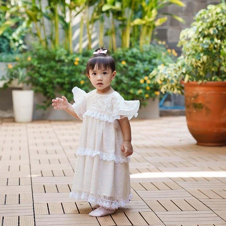 <p>Di tahun 2024 ini, Amala akan genap berusia 2 tahun, Bunda. Wajahnya yang menggemaskan pun kerap menarik perhatian netizen. (Foto: Instagram: @_irishbella_)</p>