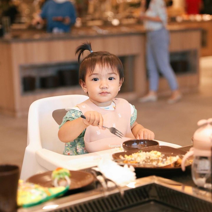 <p>Banyak netizen yang memuji kecantikan Amala diusianya yang masih balita ini, Bunda. Bahkan, tidak sedikit yang menyebut wajah Amala adalah perpaduan dari wajah Irish dan Ammar. (Foto: Instagram: @_irishbella_)</p>