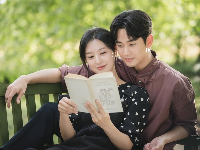 Siap menggugah emosi pemirsa, Kim Soo Hyun dan Kim Ji Won menjalin hubungan romantis dalam drama Netflix baru.